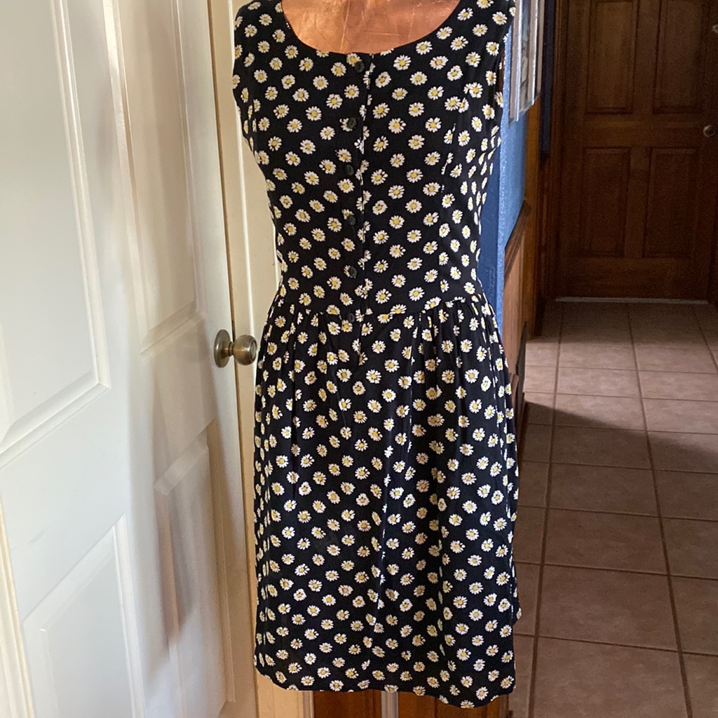 Nixon Asked Cash-Black Background With White Daisy Flower Print Size L